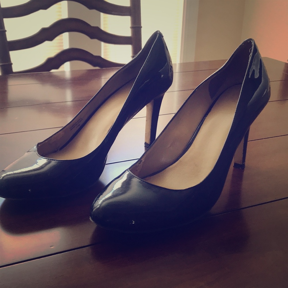 Patent leather black pumps
